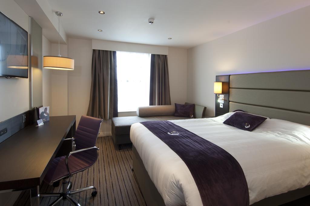 Premier Inn London Kew Bridge Exterior foto